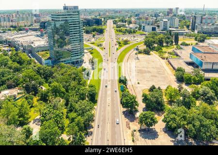 Slovacchia, regione di Bratislava, Bratislava, vista aerea dell'autostrada dritta nel centro del quartiere di Petrzalka Foto Stock