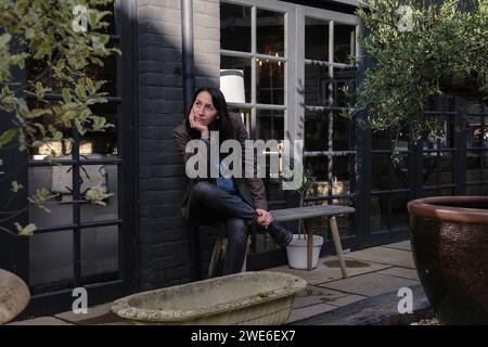 Donna matura premurosa seduta sulla panchina Foto Stock