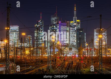 Hauptbahnhof Frankfurt - GDL Streik vom 24. bis 29. Januar 2024 Das Schienennetz vor dem Frankfurter Hauptbahnhof ist leer. Die Gewerkschaft Deutscher Lokomotivführer GDL Hat einen flächendeckenden Streik im Personenverkehr von Mittwoch, 24. Januar, 2 Uhr bis Montag, 29. Januar, 18 Uhr angekündigt. Die Arbeitsniederlegung bei DB Cargo Begnt Bereits AM 23. Januar, ab 18 Uhr. Der erneute Streik wird sich wieder massiv auf den gesamten deutschen Bahnbetrieb auswirken. Francoforte sul meno Hauptbahnhof Hessen Deutschland *** stazione centrale di Francoforte sciopero GDL dal 24 al 29 gennaio 2024 la ferrovia Foto Stock