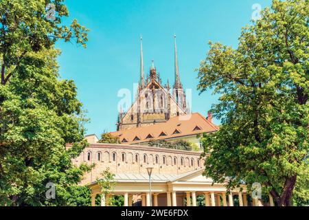 Repubblica Ceca, regione della Moravia meridionale, Brno, memoriale di guerra con Cattedrale di San Peter e Paul sullo sfondo Foto Stock