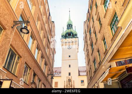 Repubblica Ceca, regione della Moravia meridionale, Brno, vicolo della città vecchia di fronte al municipio storico Foto Stock