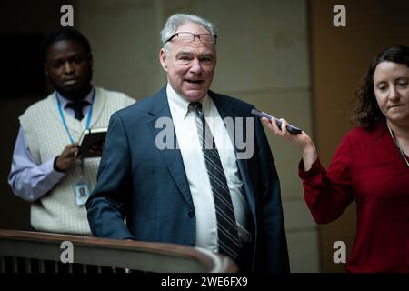 Washington, USA. 23 gennaio 2024. Il senatore Tim Kaine (D-va) parla ai media al Campidoglio degli Stati Uniti, a Washington, DC, martedì 23 gennaio, 2024. (Graeme Sloan/Sipa USA) credito: SIPA USA/Alamy Live News Foto Stock