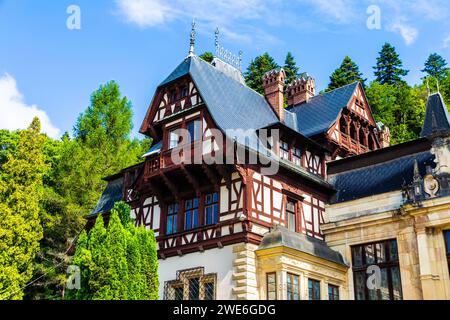 Esterno di stile alpino, neorinascimentale, a metà legno, castello di Peles, Sinaia, Romania. Foto Stock
