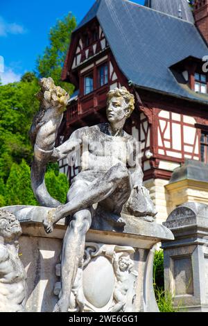 Statua maschile reclinabile nel giardino del castello di Peles, Sinaia, Romania Foto Stock