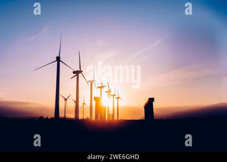 Spagna, Isole Canarie, turbine eoliche al tramonto Foto Stock