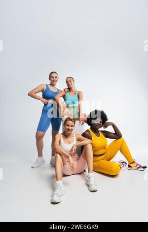 Sorridendo diverse amiche femminili su sfondo bianco Foto Stock