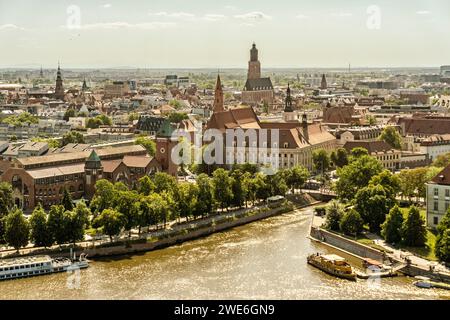 Polonia, voivodato della bassa Slesia, Breslavia, vista aerea del fiume Oder e delle case della città vecchia circostanti Foto Stock