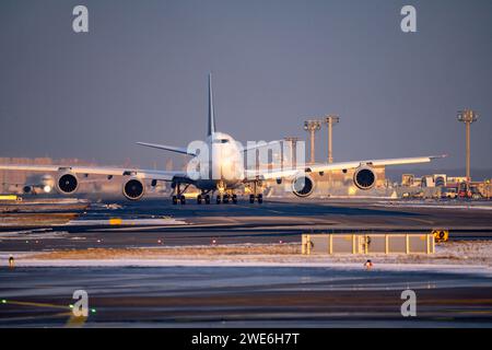 Lufthansa Boeing 747-8, Brandeburgo, auf dem Taxisway zur Startbahn West, Flughafen Francoforte fra, Fraport, im Winter, Assia, Deutschland Flughafen fra *** Lufthansa Boeing 747 8, Brandeburgo, sulla via di rullaggio per Runway West, Francoforte fra Airport, Fraport, in inverno, Assia, Germania Aeroporto fra Foto Stock