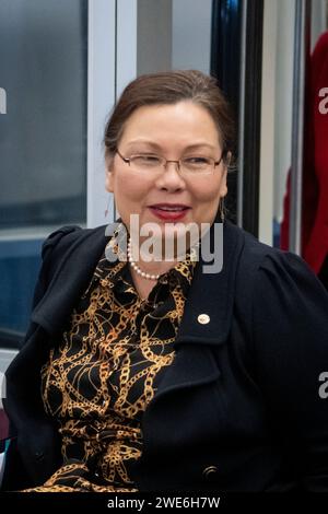 Washington, Stati Uniti d'America. 23 gennaio 2024. Il senatore degli Stati Uniti Tammy Duckworth (Democratico dell'Illinois) cammina attraverso la metropolitana del Senato durante una votazione al Campidoglio degli Stati Uniti a Washington, DC, martedì 23 gennaio 2024. Credito: Rod Lamkey/CNP/Sipa USA credito: SIPA USA/Alamy Live News Foto Stock