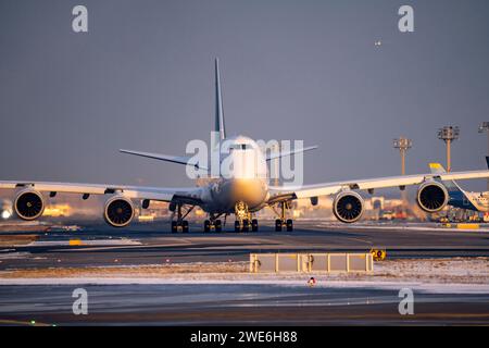Lufthansa Boeing 747-8, Brandeburgo, auf dem Taxisway zur Startbahn West, Flughafen Francoforte fra, Fraport, im Winter, Assia, Deutschland Flughafen fra *** Lufthansa Boeing 747 8, Brandeburgo, sulla via di rullaggio per Runway West, Francoforte fra Airport, Fraport, in inverno, Assia, Germania Aeroporto fra Foto Stock