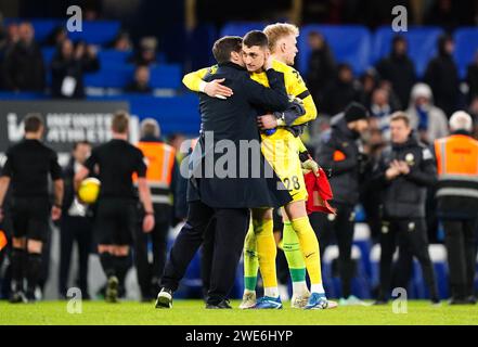 L'allenatore del Chelsea Mauricio Pochettino (a sinistra) con il portiere Djordje Petrovic dopo il fischio finale nella semifinale di Carabao Cup partita di andata e ritorno allo Stamford Stadium di Londra. Data immagine: Martedì 23 gennaio 2024. Foto Stock