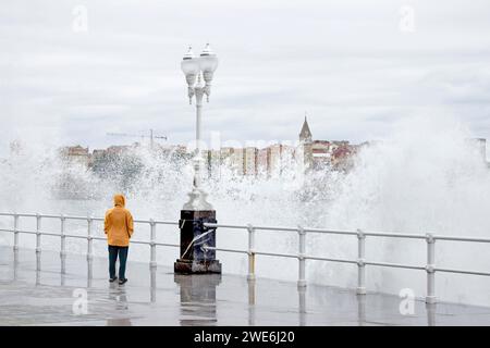 Uomo maturo in piedi vicino alla ringhiera di fronte al mare a Gijon, Asturie, Spagna Foto Stock