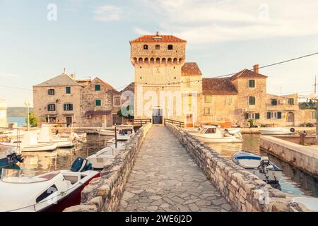 Croazia, Contea di Spalato-Dalmazia, Kastel Gomilica, Marina e ingresso del monastero di Kastilac Foto Stock