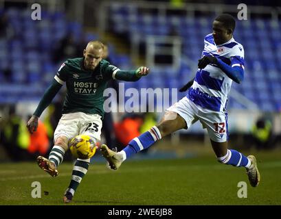 Joe Ward della contea di Derby (a sinistra) e Paul Oma Mukairu di Reading combattono per il pallone durante la partita della Sky Bet League One al Select Car leasing Stadium di Reading. Data immagine: Martedì 23 gennaio 2024. Foto Stock