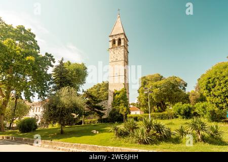 Croazia, Contea di Split-Dalmazia, Spalato, alberi verdi di fronte al Campanile di St Arnir Foto Stock