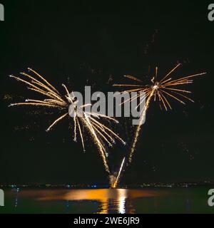 Italia, Veneto, fuochi d'artificio che esplodono sul lago di Garda di notte Foto Stock