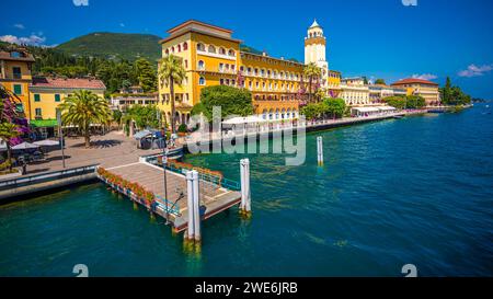 Italia, Lombardia, Gradone, Molo e passeggiata di fronte al Grand Hotel Gardone Foto Stock