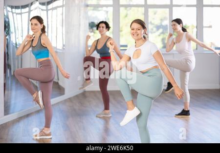 Le giovani ballerine slanciate ballano in chiave moderna Foto Stock