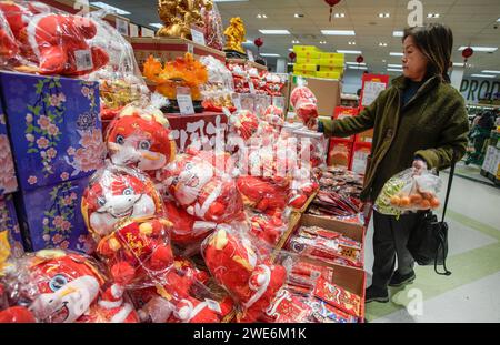 Richmond, Canada. 23 gennaio 2024. Il 23 gennaio 2024, un cliente fa acquisti per il prossimo Capodanno lunare cinese in un supermercato a Richmond, British Columbia, Canada. Crediti: Liang Sen/Xinhua/Alamy Live News Foto Stock