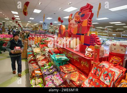 Richmond, Canada. 23 gennaio 2024. Il 23 gennaio 2024, un cliente fa acquisti per il prossimo Capodanno lunare cinese in un supermercato a Richmond, British Columbia, Canada. Crediti: Liang Sen/Xinhua/Alamy Live News Foto Stock