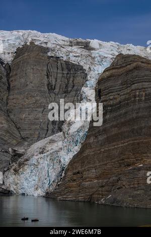 Vista panoramica, Gold Harbor, SGI, ghiacciai e montagne, zodiac in acqua Foto Stock