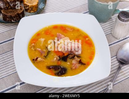 deliziosa zuppa di piselli con carni affumicate Foto Stock