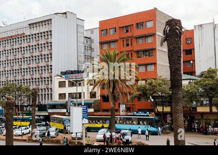 Vista di Moi Avenue Street con i mezzi pubblici e le persone in una giornata intensa nella città di Nairobi, Kenya Foto Stock