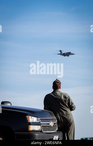 U.S. Air Force, il maggiore Mark Gaines, un pilota istruttore con l'Advanced Airlift Tactics Training Center, osserva un C-17 Globemaster III assegnato al 16th Airlift Squadron, atterra nella zona di atterraggio di Hubbard, a Fort Huachuca, Arizona mentre frequenta l'Advanced Tactics Aircrew Course presso l'AATTC, il 18 aprile, 2023. Dal 1983 l'AATTC, con sede a St. Joseph, Missouri, ha fornito addestramento tattico avanzato agli equipaggi di mobilità da Air National Guard, Air Force Reserve Command, Air Mobility Command, Air Combat Command, Air Force Special Operations Command, United States Marine Foto Stock