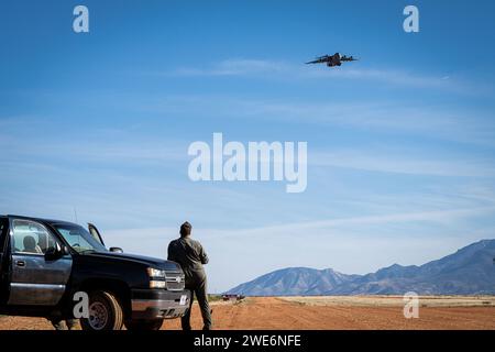 U.S. Air Force, il maggiore Mark Gaines, un pilota istruttore con l'Advanced Airlift Tactics Training Center, osserva un C-17 Globemaster III assegnato al 16th Airlift Squadron, atterra nella zona di atterraggio di Hubbard, a Fort Huachuca, Arizona mentre frequenta l'Advanced Tactics Aircrew Course presso l'AATTC, il 18 aprile, 2023. Dal 1983 l'AATTC, con sede a St. Joseph, Missouri, ha fornito addestramento tattico avanzato agli equipaggi di mobilità da Air National Guard, Air Force Reserve Command, Air Mobility Command, Air Combat Command, Air Force Special Operations Command, United States Marine Foto Stock