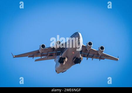 Un C-17 Globemaster III della U.S. Air Force assegnato al 16th Airlift Squadron, si prepara ad atterrare nella zona di atterraggio di Hubbard, a Fort Huachuca, Arizona, mentre frequenta l'Advanced Tactics Aircrew Course all'Advanced Airlift Tactics Training Center, il 18 aprile 2023. Dal 1983 l'AATTC, con sede a St. Joseph, Missouri, ha fornito addestramento tattico avanzato agli equipaggi di mobilità dell'Air National Guard, dell'Air Force Reserve Command, dell'Air Mobility Command, dell'Air Combat Command, dell'Air Force Special Operations Command, dello United States Marine Corps e di 16 nazioni alleate. (U.S. Air Force fot Foto Stock