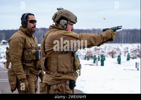 240123-N-LR905-2008 LITTLE FALLS, Minn. (23 gennaio 2024) – U.S. Navy Sailors Assigned to Maritime Expeditionary Security Squadron (MSRON) 4 condurre un esercizio di addestramento dal vivo come parte dell'esercitazione Snow Crab 24-1. SNOWCRABEX è un esercizio annuale progettato per testare e valutare le capacità e le attrezzature di U.S. Navy EOD e Navy Diver in un ambiente artico simulato e migliorare l'efficacia del combattimento. I Navy EOD e i Navy Divers fanno parte della Navy Expeditionary Combat Force (NECF), consentendo alla flotta della Marina degli Stati Uniti di liberare e proteggere lo spazio di battaglia. (U.S. Navy Photo by Mass Communication Spec Foto Stock