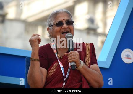 Kolkata, India. 23 gennaio 2024. Eminente scrittore e 2023 Padma Bhushan Awardee Sudha Murthy parla al Tata Steel Kolkata Literary Meet 2024 presso il Victoria Memorial Hall. (Foto di Sayantan Chakraborty/Pacific Press) credito: Pacific Press Media Production Corp./Alamy Live News Foto Stock