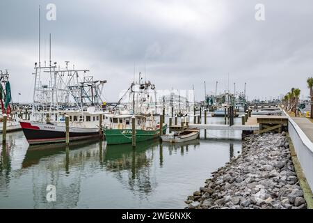 Gamberi commerciali e barche da pesca attraccate nel porto di Pass Christian, Mississippi Foto Stock