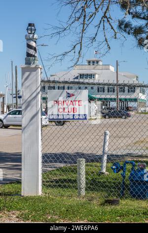 Bay Waveland Yacht Club su Bay St Louis, nel Mississippi costiero, è un club di vela privato riservato ai soli soci Foto Stock