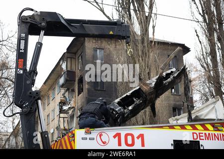 Un membro della squadra bomba carica una parte di un missile su un camion dopo un attacco missilistico russo a Kiev. Almeno 21 persone sono rimaste ferite dopo il bombardamento missilistico russo ha colpito Kiev, secondo i servizi di emergenza ucraini. Foto Stock