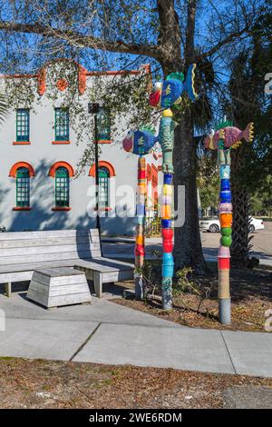 Sculture artistiche e colorate in ceramica all'esterno della stazione ferroviaria L&N di Bay St Louis, Mississippi Foto Stock