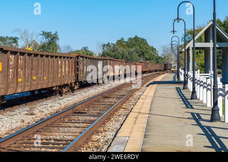 Carrozze ferroviarie Rusty presso lo storico deposito ferroviario L&N di Bay St Louis, Mississippi Foto Stock