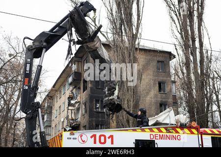 Kiev, Ucraina. 23 gennaio 2024. Un membro della squadra bomba carica una parte di un missile su un camion dopo un attacco missilistico russo a Kiev. Almeno 21 persone sono rimaste ferite dopo il bombardamento missilistico russo ha colpito Kiev, secondo i servizi di emergenza ucraini. (Foto di Oleksii Chumachenko/SOPA Images/Sipa USA) credito: SIPA USA/Alamy Live News Foto Stock