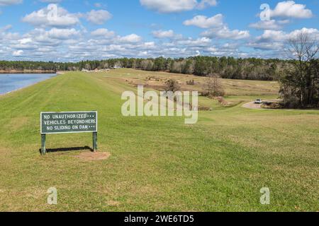 Diga di terrapieno del bacino artificiale di Flint Creek presso il parco acquatico Flint Creek a Wiggins, Mississippi Foto Stock