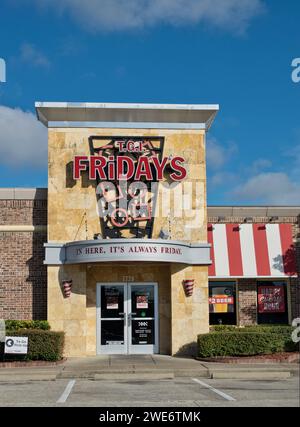 Houston, Texas USA 09-24-2023: Ristorante TGI Friday's davanti all'esterno a Houston, Texas. Franchigia di ristoranti informali americani fondata nel 1965. Foto Stock