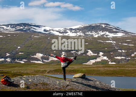 Yoga nel nord con un'escursione, Lapponia, Svezia Foto Stock