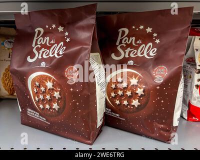 Italia - 20 gennaio 2024: Biscotti al cioccolato Barilla Pan di stelle in confezione marrone esposti sugli scaffali in vendita nel supermercato italiano Foto Stock