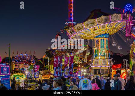 Luci brillanti a metà strada di notte alla Gulf State Fair di Mobile, Alabama Foto Stock