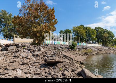 Camper dietro le ringhiere a Botel Campground sul fiume Tennessee vicino a Savannah, Tennessee Foto Stock