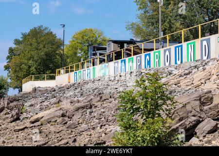 Camper dietro le ringhiere a Botel Campground sul fiume Tennessee vicino a Savannah, Tennessee Foto Stock