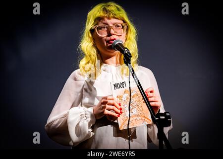 Edimburgo, Scozia. Mar 23 gennaio 2024. La musicista/artista Mary Ocher si esibisce al Fruitmarket come parte di un tour nel Regno Unito che promuove il loro album “Approaching Singularity: Music for the End of Time”, pubblicato nel novembre 2023. Mary Ocher è un'artista discografica, performer, poetessa, regista e artista visiva. Sono nati a Mosca, emigrati in Israele all'età di cinque anni e attualmente hanno sede a Berlino. Foto Stock