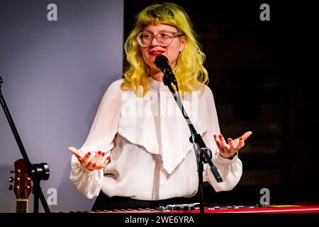 Edimburgo, Scozia. Mar 23 gennaio 2024. La musicista/artista Mary Ocher si esibisce al Fruitmarket come parte di un tour nel Regno Unito che promuove il loro album “Approaching Singularity: Music for the End of Time”, pubblicato nel novembre 2023. Mary Ocher è un'artista discografica, performer, poetessa, regista e artista visiva. Sono nati a Mosca, emigrati in Israele all'età di cinque anni e attualmente hanno sede a Berlino. Foto Stock