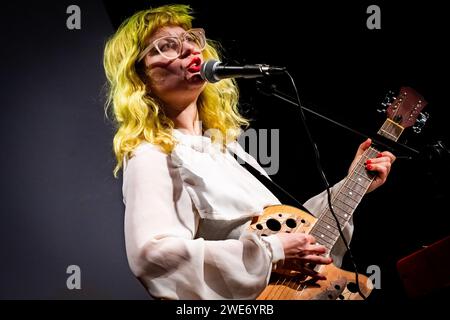 Edimburgo, Scozia. Mar 23 gennaio 2024. La musicista/artista Mary Ocher si esibisce al Fruitmarket come parte di un tour nel Regno Unito che promuove il loro album “Approaching Singularity: Music for the End of Time”, pubblicato nel novembre 2023. Mary Ocher è un'artista discografica, performer, poetessa, regista e artista visiva. Sono nati a Mosca, emigrati in Israele all'età di cinque anni e attualmente hanno sede a Berlino. Foto Stock