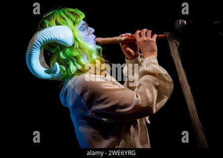 Edimburgo, Scozia. Mar 23 gennaio 2024. La musicista/artista Mary Ocher si esibisce al Fruitmarket come parte di un tour nel Regno Unito che promuove il loro album “Approaching Singularity: Music for the End of Time”, pubblicato nel novembre 2023. Mary Ocher è un'artista discografica, performer, poetessa, regista e artista visiva. Sono nati a Mosca, emigrati in Israele all'età di cinque anni e attualmente hanno sede a Berlino. Foto Stock