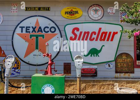 Cartelli pubblicitari in metallo antico usati per la decorazione sul lato di un edificio vicino a Counce, Tennessee Foto Stock